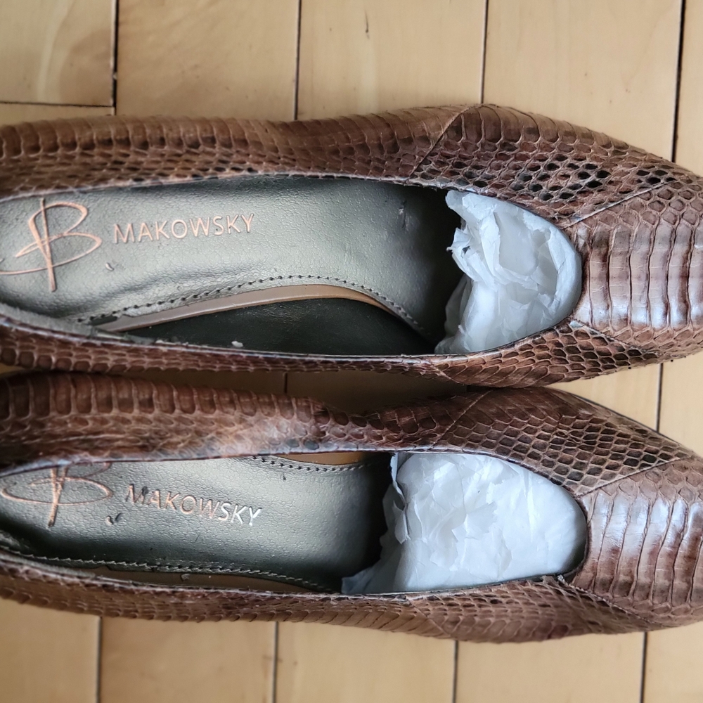 B. Makowsky Brown Heels with Textured Leather Finish